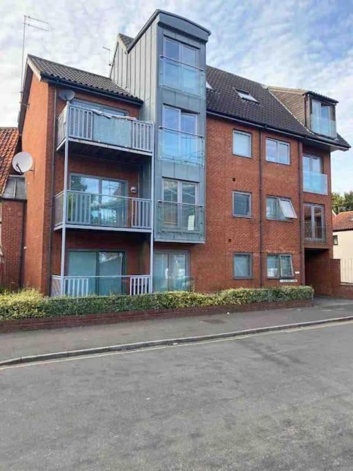 5 With Balcony And River View *