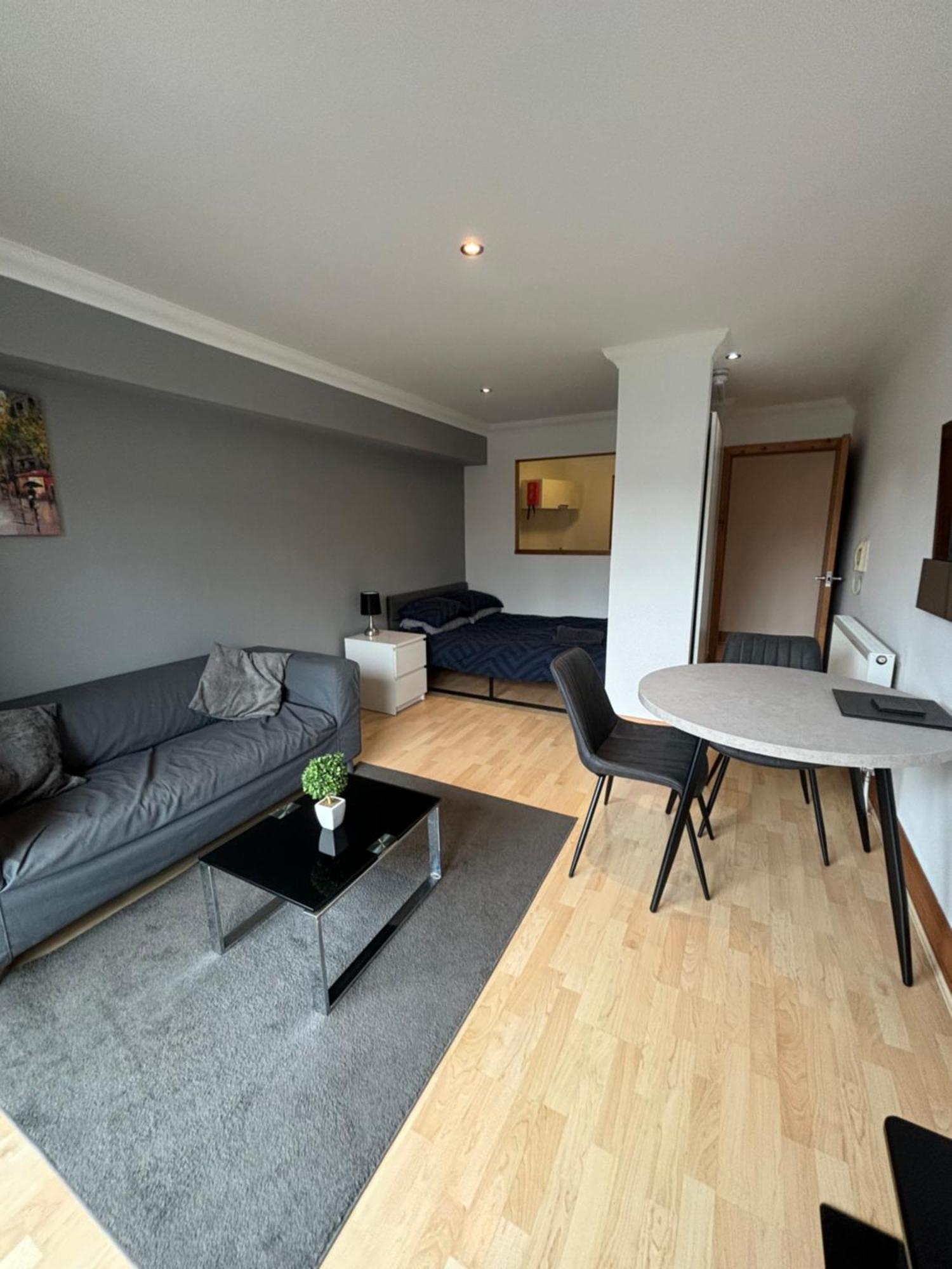 5 With Balcony And River View Apartment